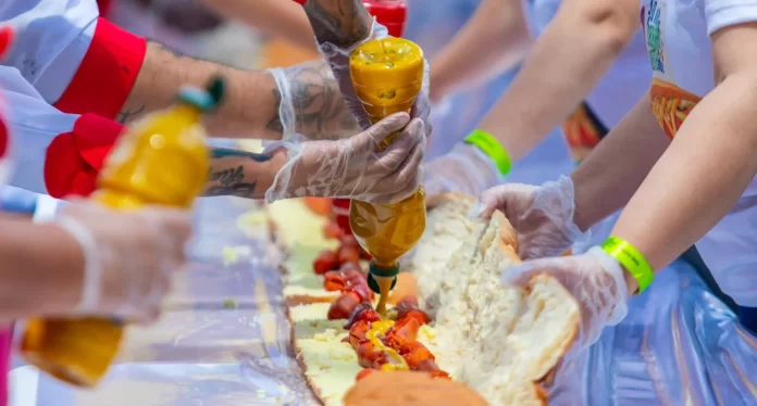 DOGÃO NA ANTÔNIO AGÚ, PÚBLICO COMPARECE EM GRANDE NÚMERO À DISTRIBUIÇÃO DE 62 METROS DE DOGÃO NA ANTÔNIO AGÚ