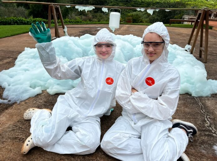 omo duas irmãs da Grande SP entraram para a lista mundial de 100 crianças-prodígio: 'Sem foco e disciplina não se chega ao básico'